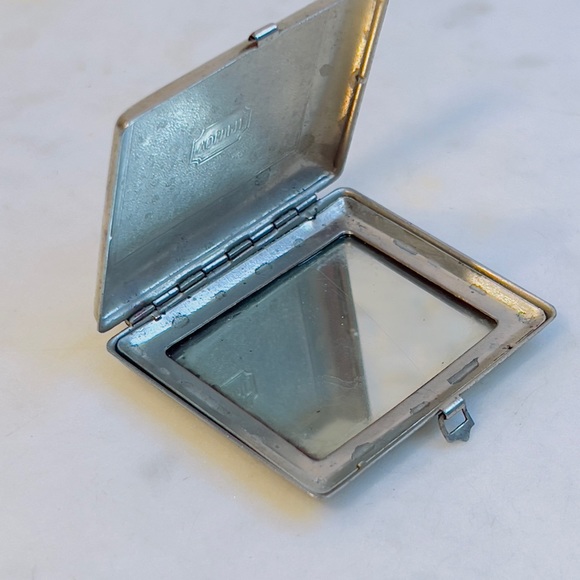 Vintage VOLUPTE' Silver Powder Compact Make-Up Mirror Case 3” x 2.5" - Picture 4 of 6